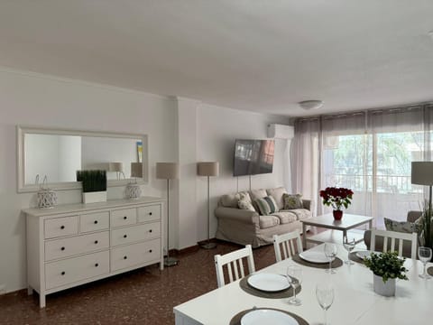 TV and multimedia, Living room, Seating area, Dining area