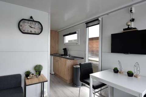 Coffee/tea facilities, Kitchen or kitchenette