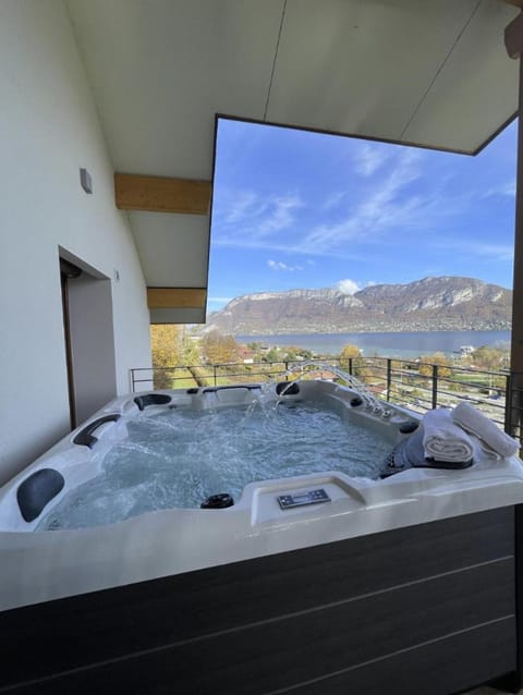 NEW! Villa l'or bleu -DUPLEX & MAINFLOOR- by Les éclectiques Apartment in Sévrier