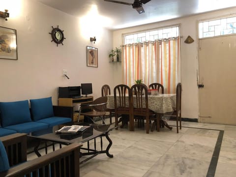 Restaurant/places to eat, Communal lounge/ TV room, Food and drinks