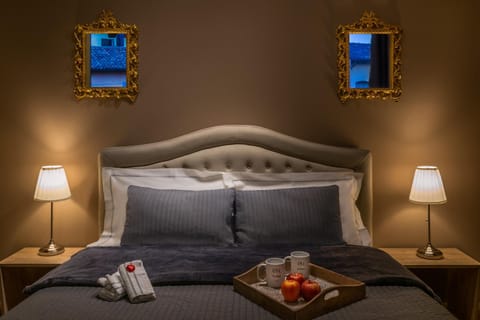 Bed, Photo of the whole room, Decorative detail, Bedroom, Street view