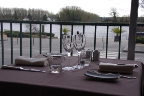 Restaurant/places to eat, River view