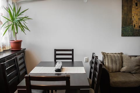 Living room, Food and drinks, Dining area