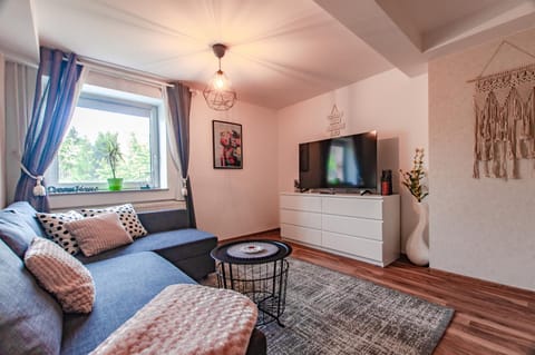 Communal lounge/ TV room, TV and multimedia, Living room, Seating area, Evening entertainment