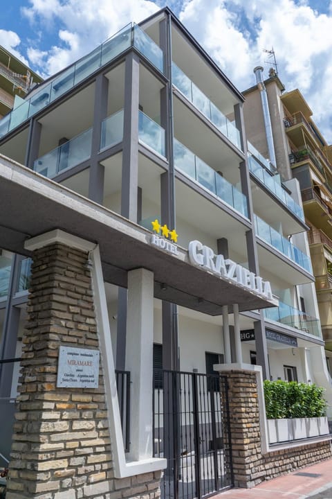 Property building, Facade/entrance, Property logo or sign, Balcony/Terrace, Sea view