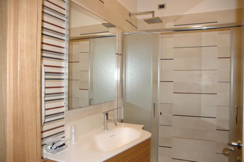 Bathroom, Decorative detail