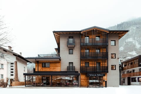 Property building, Facade/entrance, Property logo or sign, View (from property/room), Parking