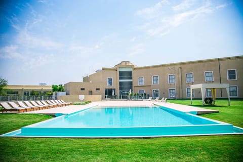 Property building, Day, Pool view, Swimming pool, Swimming pool, sunbed