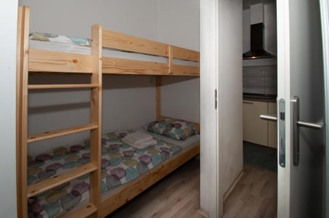 Bedroom, bunk bed