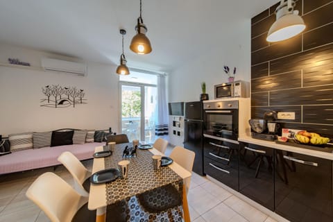 Coffee/tea facilities, Kitchen or kitchenette, Living room, Seating area, oven, kitchen