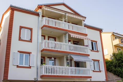 Property building, Day, Balcony/Terrace