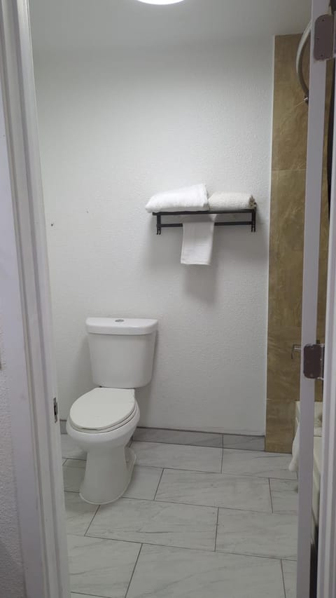 Evergreen Inn & Suites Portland Motel in Portland