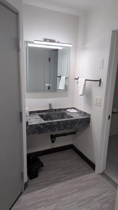 Evergreen Inn & Suites Portland Motel in Portland