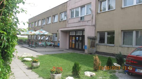 Property building, Facade/entrance, Spring, Street view, Parking