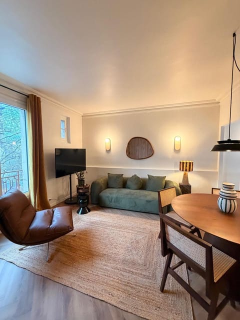 Photo of the whole room, Seating area