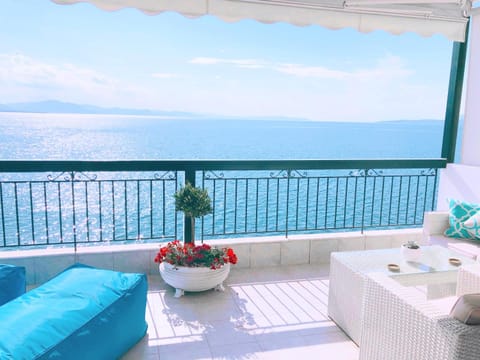 Patio, Natural landscape, Balcony/Terrace, Seating area, Beach, Beach, Mountain view, Sea view