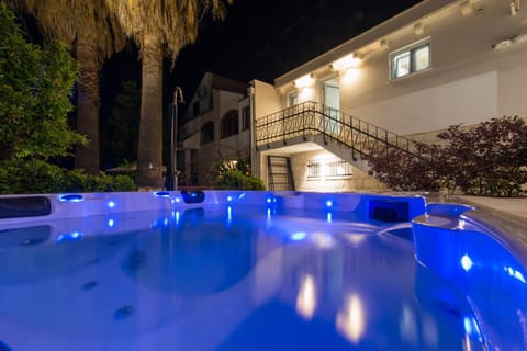 Shower, Patio, BBQ facilities, Garden, Balcony/Terrace, Fitness centre/facilities, Seating area