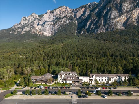 Property building, Natural landscape, Mountain view, Location, Parking