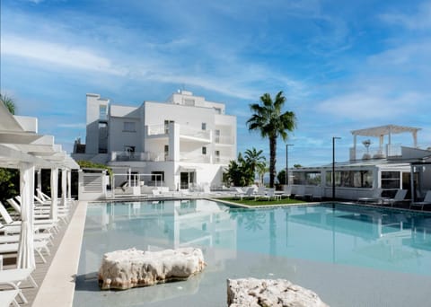 Property building, Swimming pool, sunbed