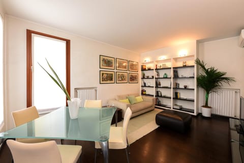 Library, TV and multimedia, Living room, Seating area, Dining area