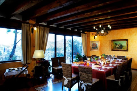 Restaurant/places to eat, Buffet breakfast