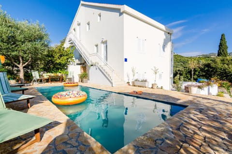 Property building, Natural landscape, Pool view, Swimming pool, Swimming pool, sunbed