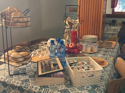 Food and drinks, Food, Breakfast, Continental breakfast, Buffet breakfast