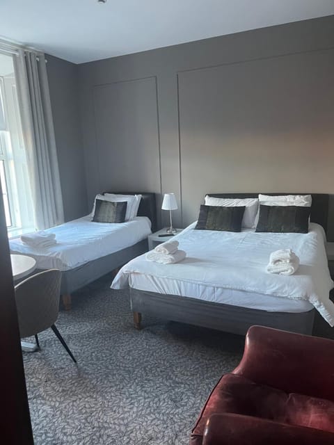 Bed, TV and multimedia, Photo of the whole room, Bedroom, microwave, towels