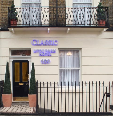 Facade/entrance