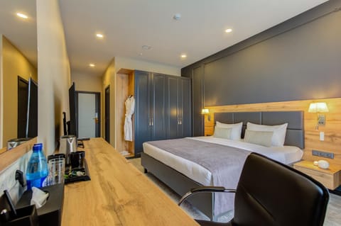 Bed, TV and multimedia, Photo of the whole room, Bedroom, hair dresser, wardrobe