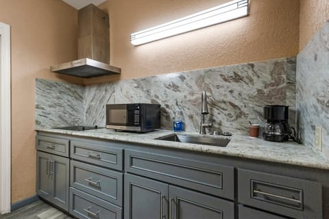 Coffee/tea facilities, Kitchen or kitchenette, minibar, stove