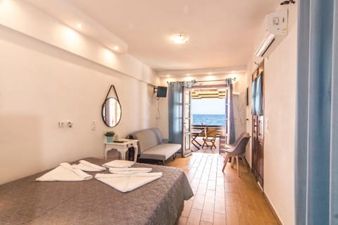 Photo of the whole room, Sea view
