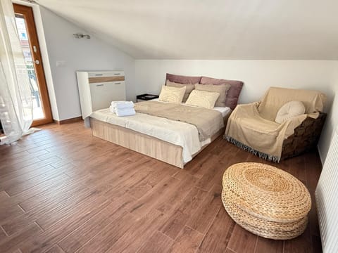 Bed, Photo of the whole room, Seating area, Bedroom, towels