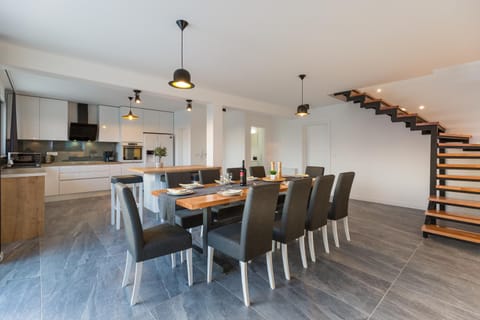 Kitchen or kitchenette, Dining area