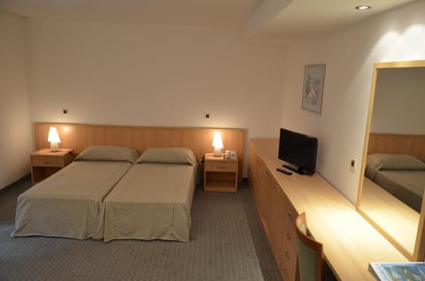 Bed, TV and multimedia, Seating area, Bedroom