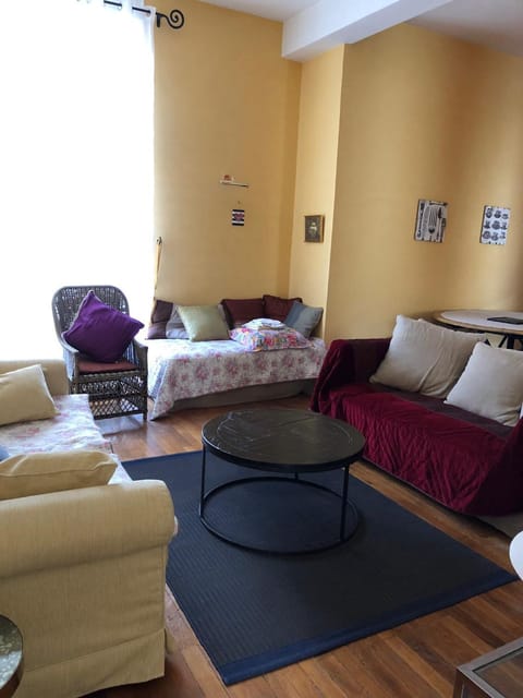 Living room, Seating area