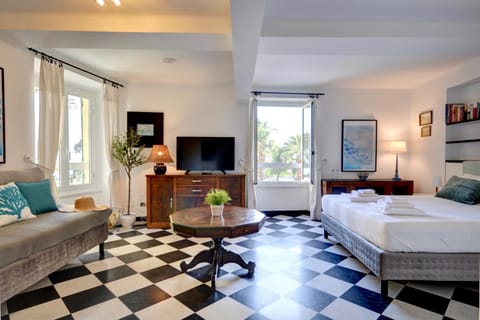 Bed, TV and multimedia, Photo of the whole room, Bedroom