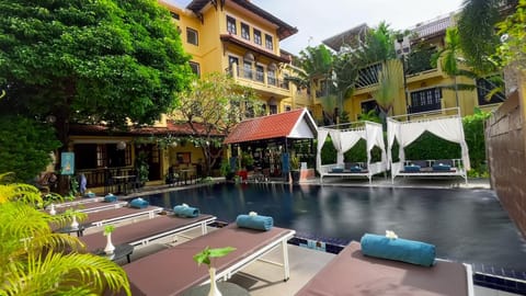 Property building, Patio, Day, Garden, Lounge or bar, Garden view, Pool view, Swimming pool, Swimming pool, sunbed
