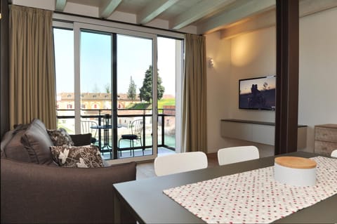 TV and multimedia, Living room, Dining area, River view