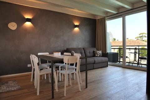 TV and multimedia, Living room, Photo of the whole room, Seating area, Dining area