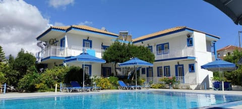 Property building, Day, Garden, Garden view, Pool view, Swimming pool, sunbed