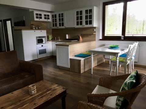 Kitchen or kitchenette, Living room, Seating area, Dining area