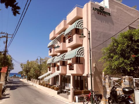 Restaurant/places to eat, Communal lounge/ TV room, Facade/entrance, Property logo or sign, Balcony/Terrace, Lobby or reception, Lounge or bar, Beach, Sea view, Buffet breakfast