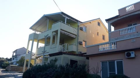 Facade/entrance, Neighbourhood