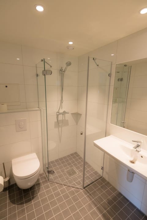 Shower, Toilet