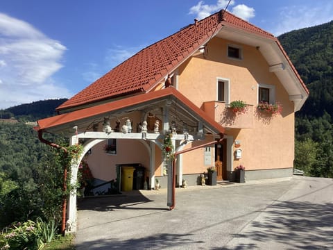Facade/entrance