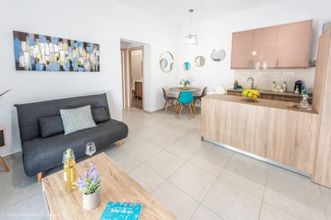 Coffee/tea facilities, Kitchen or kitchenette, Living room, Photo of the whole room, Dining area