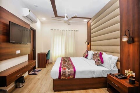 Bed, TV and multimedia, Photo of the whole room, Bedroom, fireplace, wardrobe, air conditioner