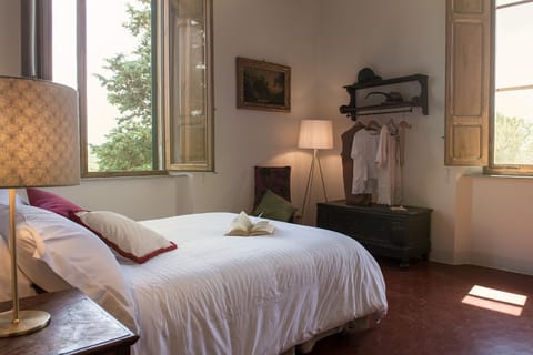 Photo of the whole room, Decorative detail