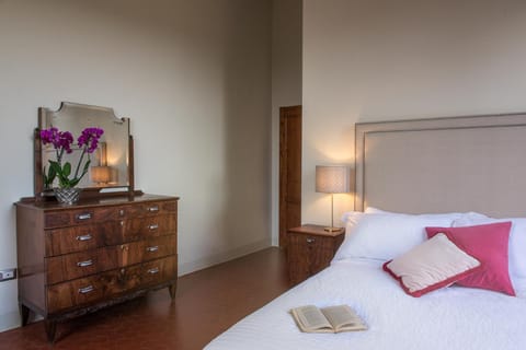 Photo of the whole room, Decorative detail